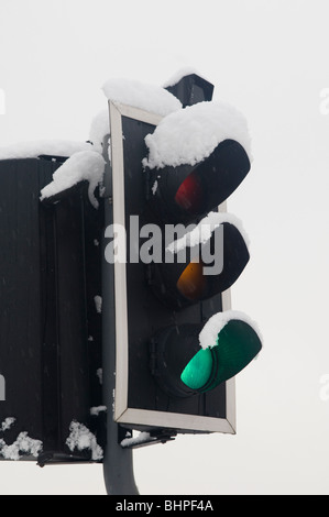 Semaforo coperte di neve a Manchester REGNO UNITO Foto Stock