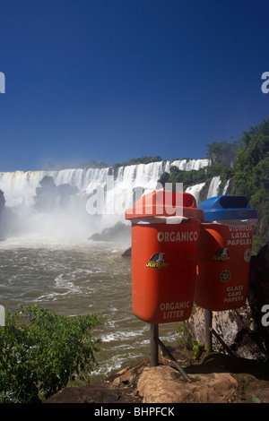 Cassonetti per il riciclaggio al Parco Nazionale di Iguazu, Repubblica di Argentina, Sud America Foto Stock