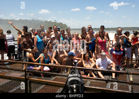 Gruppo di tour che posano per una foto sul marciapiede sopra la gola di diavoli Garganta del Diablo Parco Nazionale di Iguazu argentina Foto Stock