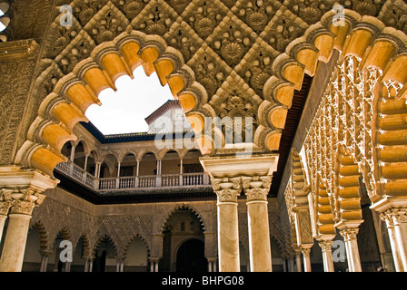Arco in stucco; Patio de las Doncellas, Alcazar Palace; Siviglia, Spagna Foto Stock