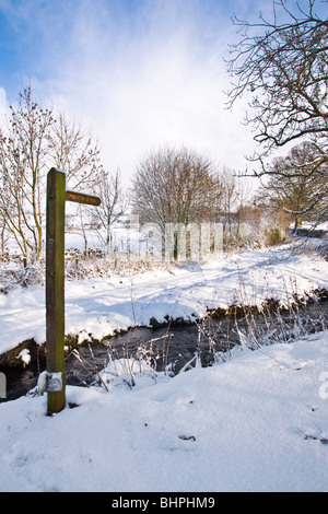 Sentiero segno e coperta di neve green lane a Bellerby nel North Yorkshire Foto Stock