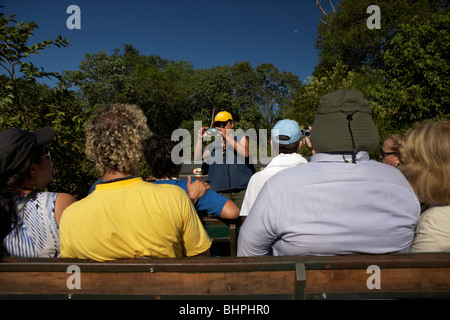 Turisti e guida turistica su 4x4 grande avventura escursione lungo il sentiero yacaratia nel Parco Nazionale di Iguazu argentina Foto Stock