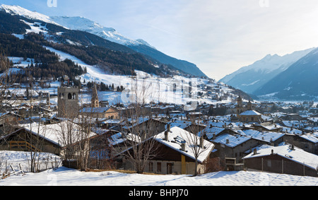 Vista panoramica sulla storica città termale di Bormio, Italia Foto Stock