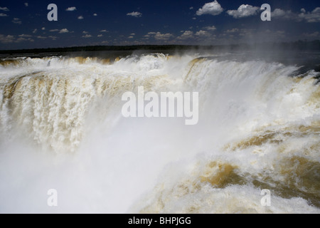 Guardando verso il basso nella gola di diavoli Garganta del Diablo dal mitre e Unione europea cade Parco Nazionale di Iguazu Repubblica argentina Foto Stock