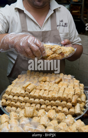 Uomo Baqlawa vendita un tradizionale dessert libanese Beirut Libano Medio Oriente Foto Stock