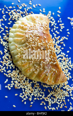 Formaggio libanese Samosa coperti con semi di sesamo Foto Stock