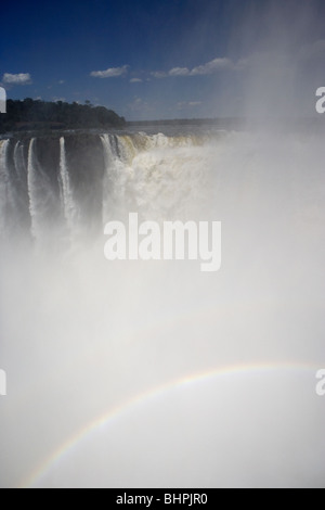 Guardando verso il basso nella gola di diavoli Garganta del Diablo e rainbow dal mitre e Unione europea cade Parco Nazionale di Iguazu argentina Foto Stock