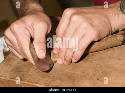 Specialità crafstman laminazione a mano sigari di alta qualità con strumenti in Nicaragua america centrale Foto Stock