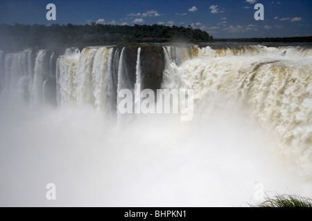 Guardando verso il basso nella gola di diavoli Garganta del Diablo dal mitre e Unione europea cade Parco Nazionale di Iguazu Repubblica argentina Foto Stock