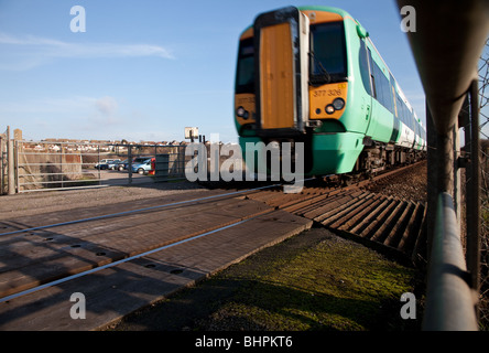 Seaford a Brighton il treno che passa al di sopra della marea livello mulino/ Accesso traversata nel Sussex situato sulla Seaford - Newhaven confine Foto Stock