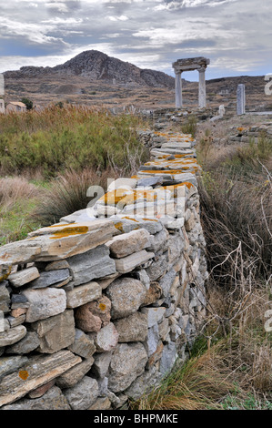 L'antica roccia della parete confinante con il lago sacro sull isola di Delos punti verso Mt. Synthos, luogo di nascita del dio greco Apollo Foto Stock
