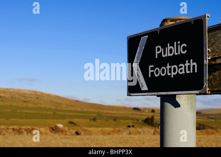 Un sentiero pubblico sign on in dartmoor devon, Regno Unito Foto Stock