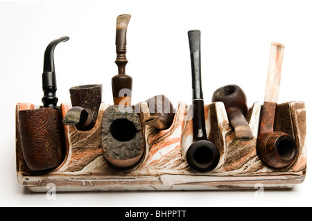 Varietà di raccolta del tubo sul moderno pipe rack su sfondo bianco Foto Stock