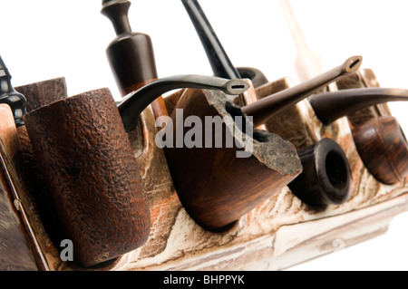 Varietà di raccolta del tubo sul moderno pipe rack su sfondo bianco Foto Stock