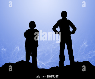 Silhouette di due bambini insolente, in piedi su un terreno accidentato contro uno sfondo blu. Foto Stock