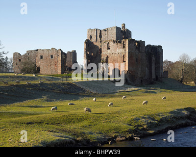 Brougham Castle e il fiume Eamont, Penrith, Cumbria, nell'Inghilterra del Nord, del nord del gateway per il distretto dei laghi Foto Stock