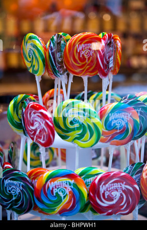 Candy Cane pop per lecca-lecca nella vetrina di un negozio di caramelle, su un bastone Foto Stock