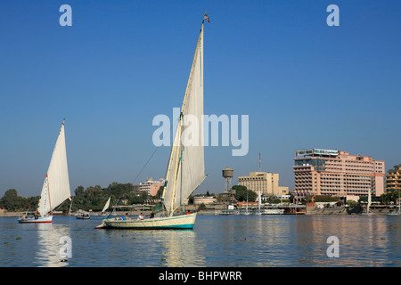 Feluche crociera lungo il fiume Nilo vicino a Luxor, Egitto Foto Stock