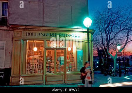 Francia, Parigi, Old French Bakery Shop, negozio sul davanti, Boulangerie, Patisserie, esterno la Butte Montmartre, Street Lamp Small Shop Night, quartiere francese vintage, edificio, vecchio lampione di parigi Foto Stock