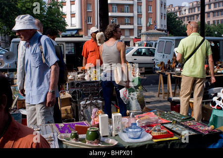 Parigi, Francia, Medium Group People Shopping al mercato delle pulci, Brocante on Street, curiosare nel negozio vintage Foto Stock