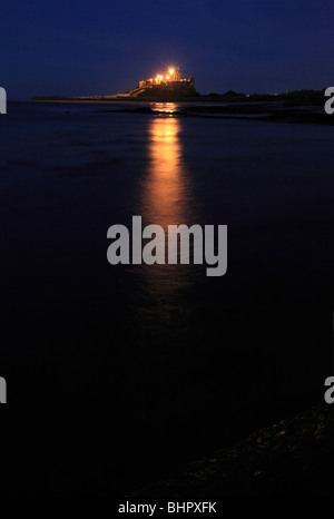 Il castello di Bamburgh, sulla costa di Northumberland, Inghilterra Foto Stock