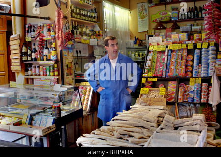 Perpignan, Francia, piccolo uomo d'affari in piedi da solo, minimarket-negozi di alimentari interni quartiere nel centro della città Foto Stock