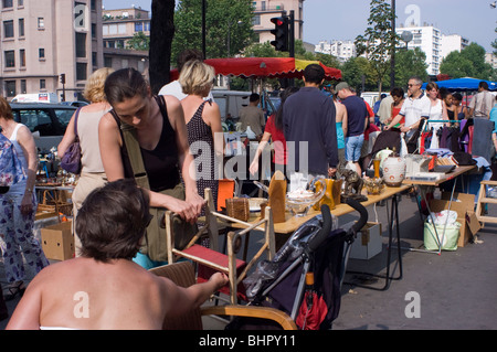 Parigi, Francia, Francese People Shopping le vendite di garage, le tavole su strada Foto Stock