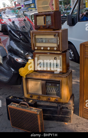 Parigi, Francia, vecchia radio in legno accatastati sulla strada nel mercato delle pulci, vintage Foto Stock