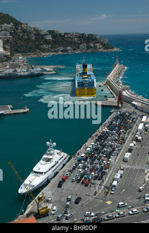 Vista del traghetto a Nizza che arrivano dalla Corsica nel porto Lympia. Visto dalla Collina del Castello, Nice, Francia Foto Stock