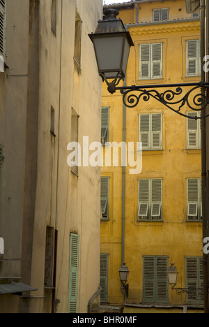 Le luci di strada e la facciata di edificio nella città vecchia, Nice, Francia Foto Stock