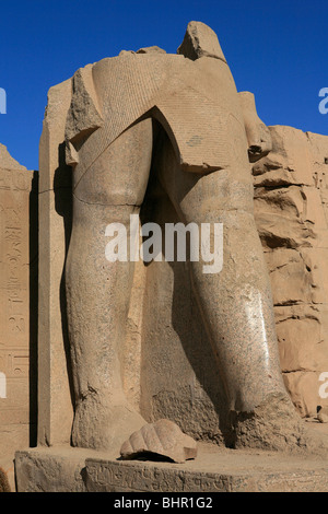 Decapitati statua di Ramses il grande all'ingresso della corte centrale del tempio di Karnak a Luxor, Egitto Foto Stock