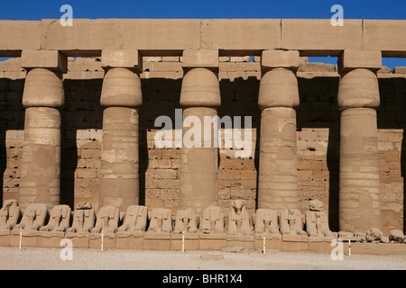 Ram-guidato sfingi al grande cortile del tempio di Karnak a Luxor, Egitto Foto Stock