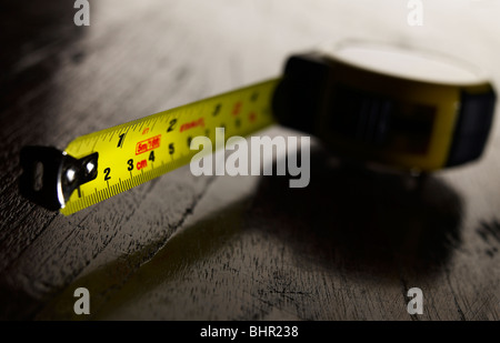 Nastro di misurazione su un tavolo in legno piano superiore Foto Stock