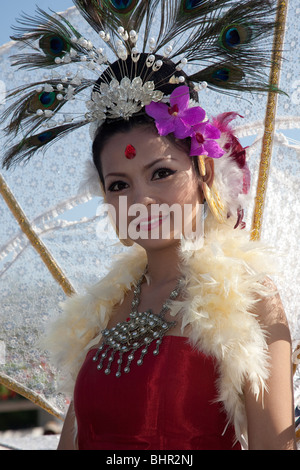 Esposizione di fiori, donna asiatica ritratto arte floreale gaily decorato, abbellito, sfilata di mostra galleggianti e fiori colorati; 34th Chiang mai Festival, Thailandia