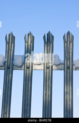 Acciaio palizzata recinto di sicurezza con la neve Foto Stock