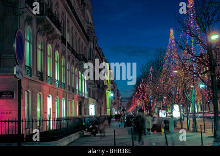 Parigi, Francia, lo Shopping di lusso e Avenue Montaigne, Scene di strada, notte, luci di Natale Foto Stock