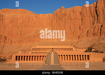 Il tempio mortuario della Regina Hatshepsut poco dopo l'alba a Deir el-Bahari vicino a Luxor, Egitto Foto Stock