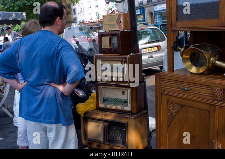 Parigi, Francia, vecchie radio in legno ammassate sulla strada nel mercato delle pulci, uomo che guarda, da dietro, shopping che sceglie i prodotti, antiquariato d'epoca, navigazione all'esterno del negozio Foto Stock