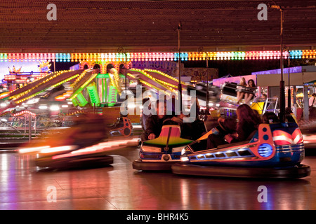 Dartmouth Regatta mostra persone che si divertono in un Fairground Ride, Devon, Inghilterra, Regno Unito Foto Stock