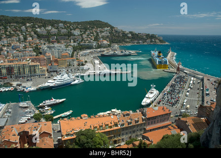 Vista del traghetto a Nizza che arrivano dalla Corsica nel porto Lympia. Visto dalla Collina del Castello, Nice, Francia Foto Stock