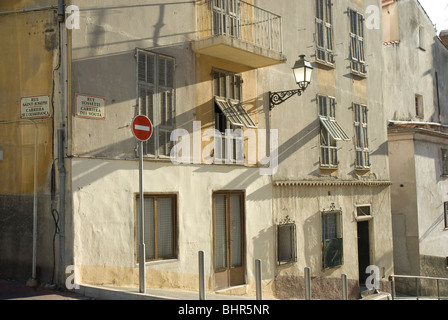 Via la luce e la facciata di edificio nella città vecchia, Nice, Francia Foto Stock