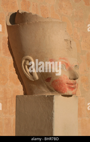 La regina Hatshepsut la testa su un piedistallo presso il Tempio mortuario di Hatshepsut a Deir el-Bahri vicino a Luxor, Egitto Foto Stock