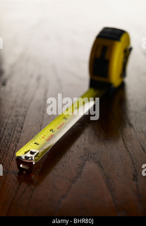 Nastro di misurazione su un tavolo in legno piano superiore Foto Stock