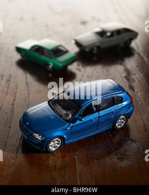 Toy Cars su un pavimento di legno giocattoli auto play la riproduzione Foto Stock