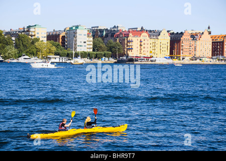 L uomo e la donna in kayak nella città di Stoccolma, Svezia. Foto Stock