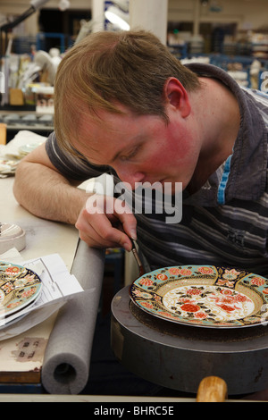 Royal Crown Derby fabbrica, Derby - gilder Eddy Williamson Foto Stock