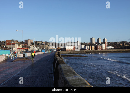 Ciclista sulla spianata kirkcaldy fife scozia gennaio 2010 Foto Stock