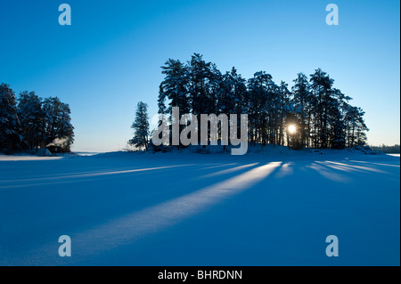 Il sole di mattina getta ombre lunghe attraverso un'isola sul grande lago SAGANAGA QUETICO Foto Stock