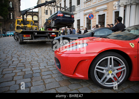 Ferrari nella parte anteriore di una vettura di distacco. A Dresda, Germania Foto Stock