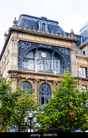 Ons Huis, il quartier generale del socialista le associazioni dei lavoratori, Vrijdagsmarkt, Gand, Fiandre, in Belgio Foto Stock